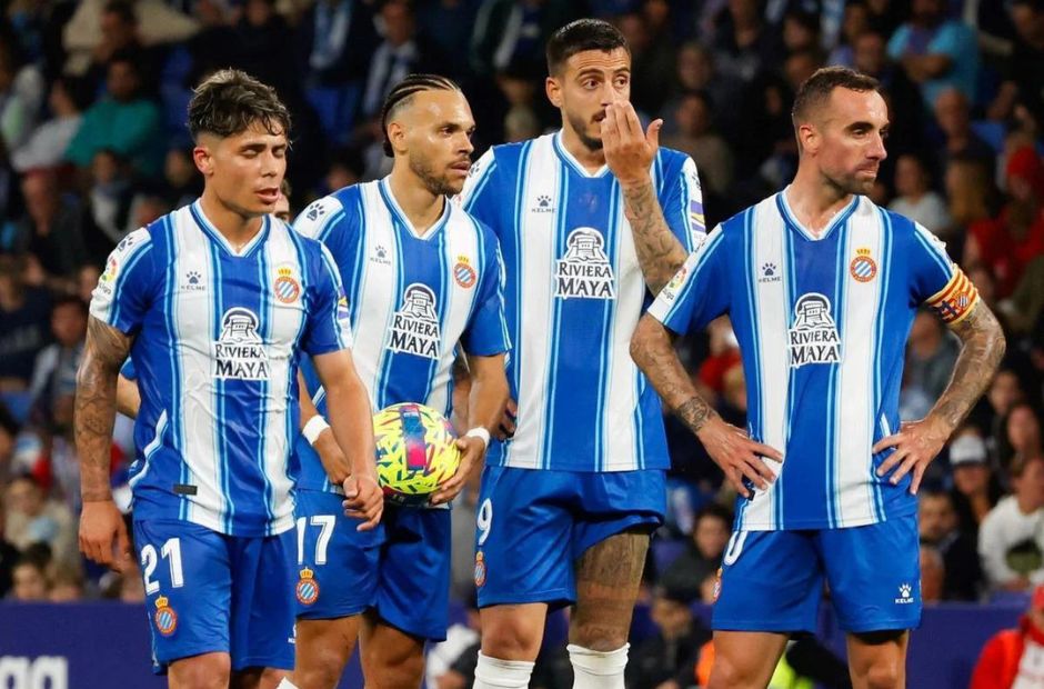 Các cầu thủ Espanyol trong trang phục truyền thống kẻ sọc Xanh-Trắng 