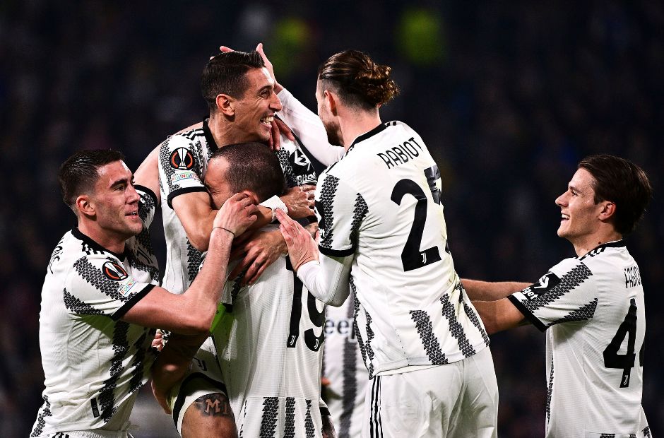 Các cầu thủ Juventus ăn mừng bàn thắng cùng nhau 