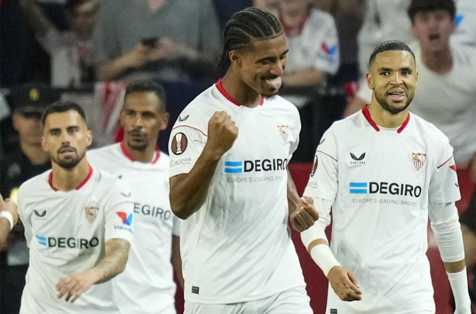 Các cầu thủ Sevilla ăn mừng bàn thắng ghi được vào lưới Man Utd 