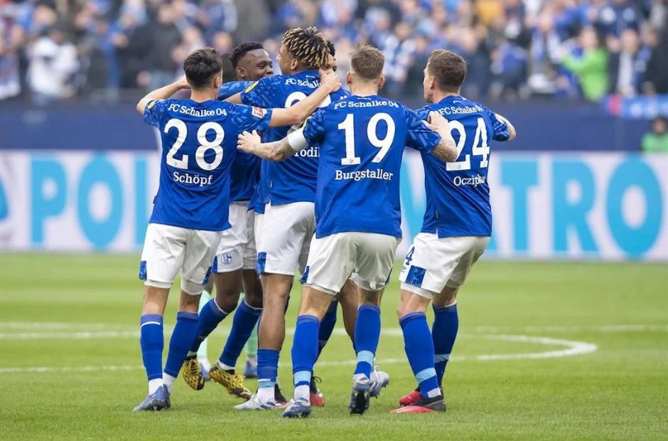 Các cầu thủ Schalke 04 trong trang phục quần trắng-áo xanh