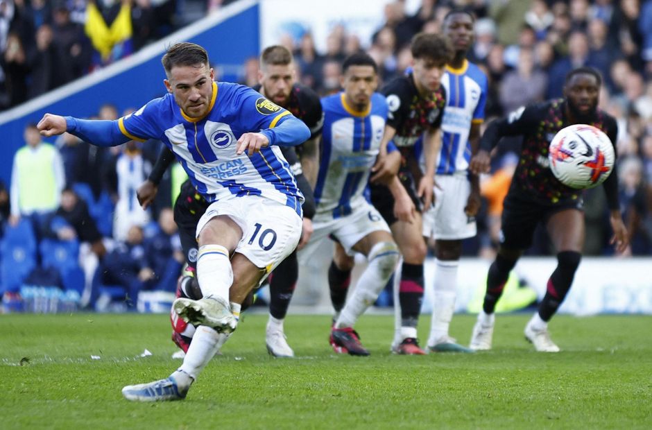 Mac Allister thực hiện thành công quả penalty vào lưới Brentford 