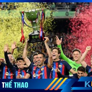 Busquets nâng cao chiếc cúp vô địch La Liga cùng đồng đội