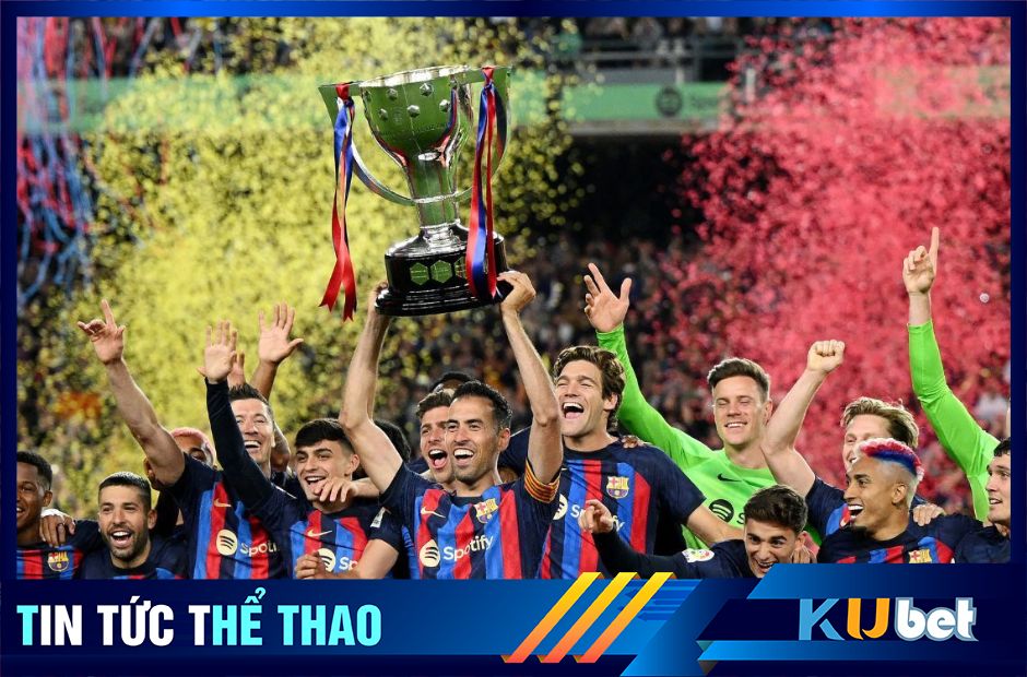 Busquets nâng cao chiếc cúp vô địch La Liga cùng đồng đội