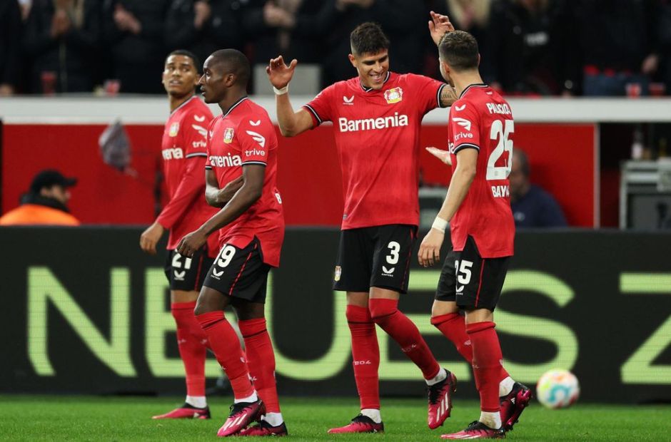 Các cầu thủ Leverkusen ăn mừng chiến thắng 2-1 trước Bayern Munich 