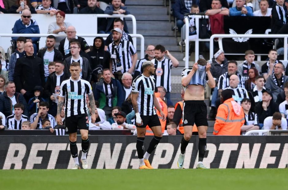 Các cầu thủ Newcastle ủ rũ trong trận hòa 2-2 với Leeds vừa qua