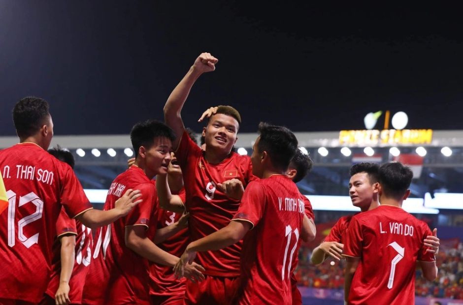 Các cầu thủ U22 Việt Nam ăn mừng bàn thắng Văn Tùng ghi được vào lưới Malaysia 