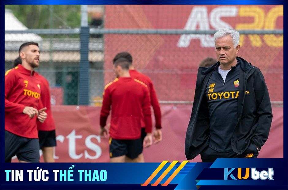 Mourinho trong buổi tập của AS Roma hôm mùng 10/05