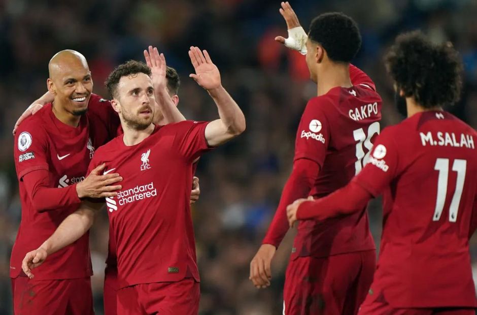 Các cầu thủ Liverpool đang cùng nhau ăn mừng bàn thắng