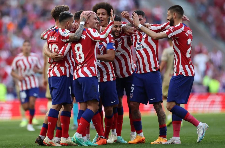 Các cầu thủ Atletico ăn mừng bàn thắng cùng nhau