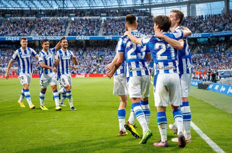 Các cầu thủ Real Sociedad ăn mừng bàn thắng cùng nhau