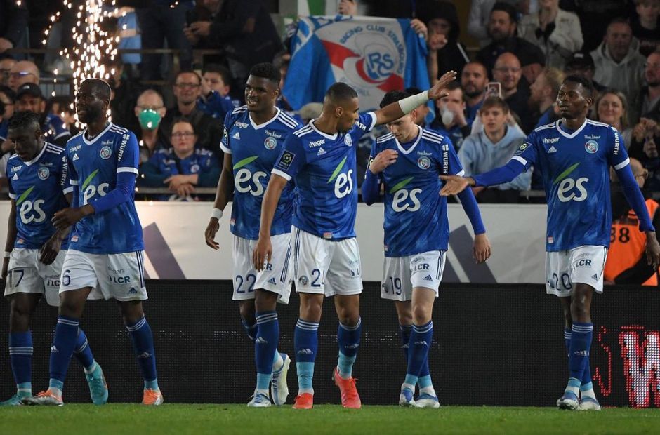Các cầu thủ Strasbourg cùng nhau ăn mừng bàn thắng vào lưới Troyes trong trận hòa 1-1. 