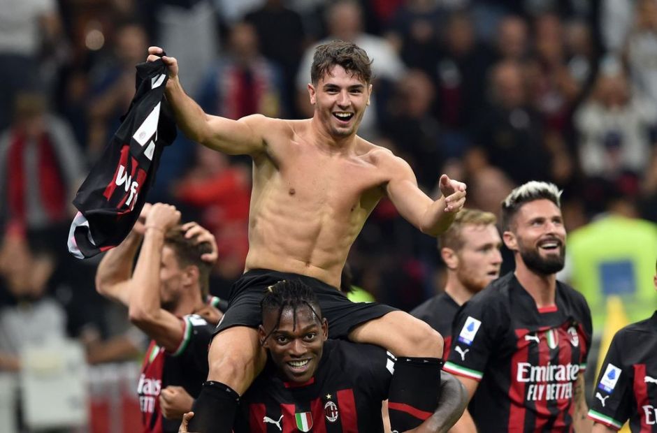 Các cầu thủ AC Milan ăn mừng trong chiến thắng 2-0 trước Juventus