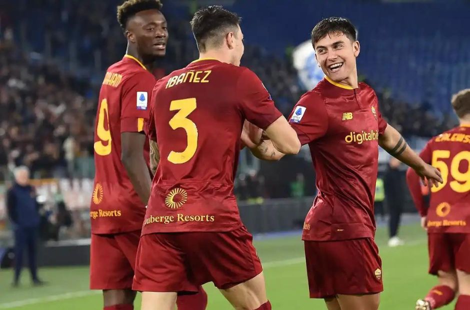 Tiền đạo Dybala ăn mừng bàn thắng cùng các đồng đội