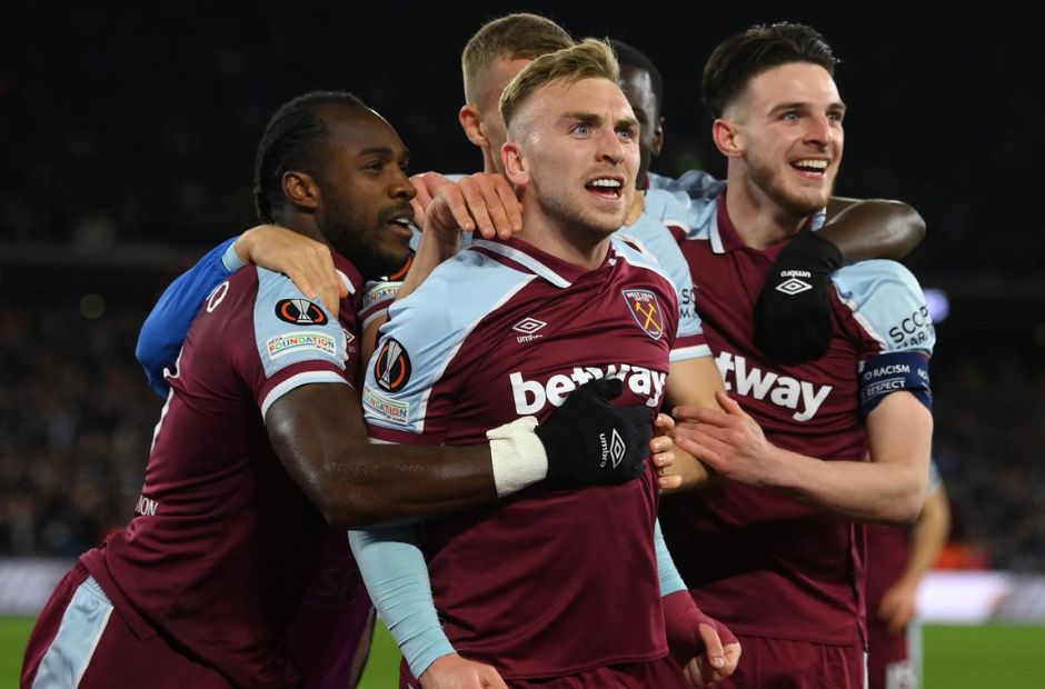 Các cầu thủ West Ham cùng nhau ăn mừng bàn thắng