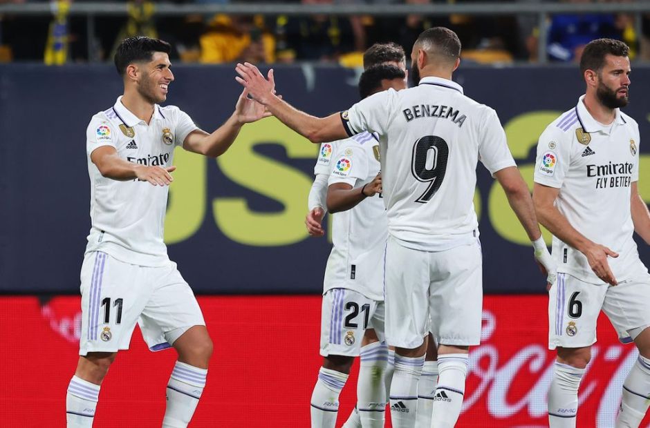 Các cầu thủ Real Madrid đang ăn mừng bàn thắng cùng nhau.