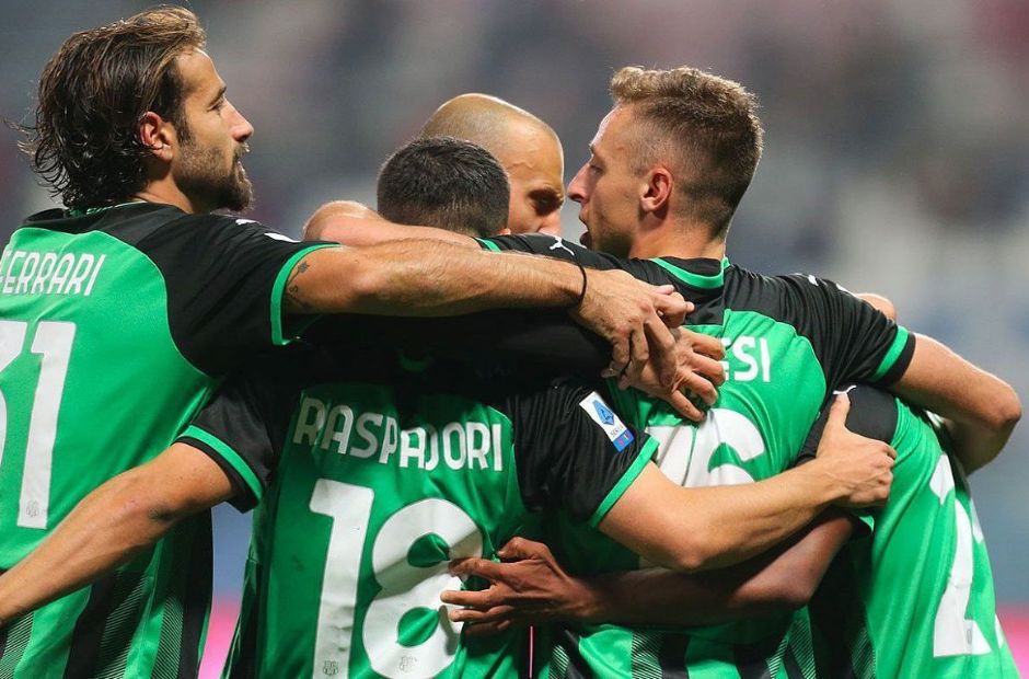 Các cầu thủ Sassuolo ăn mừng bàn thắng cùng nhau 