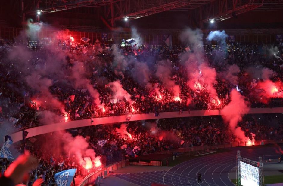 Pháo sáng được cổ động viên Napoli đốt khắp sân vận động Friuli của Udinese