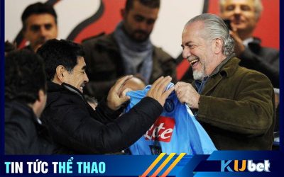 Chủ tịch Napoli, ông Laurentiis tặng áo đấu cho huyền thoại của đội bóng huyền thoại Maradona.