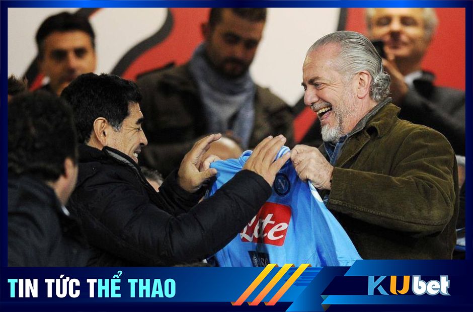 Chủ tịch Napoli, ông Laurentiis tặng áo đấu cho huyền thoại của đội bóng huyền thoại Maradona.