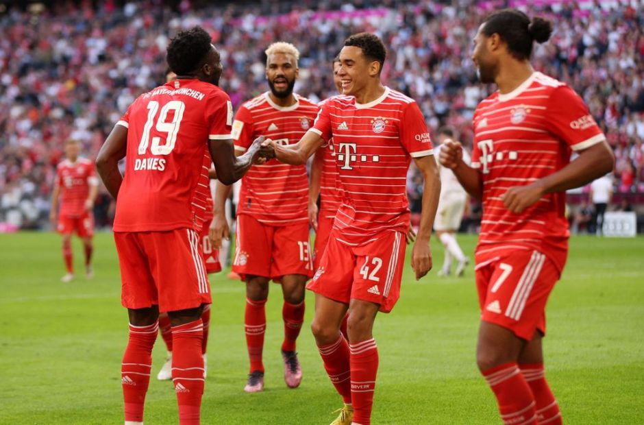 Các cầu thủ Bayern cùng nhau ăn mừng bàn thắng