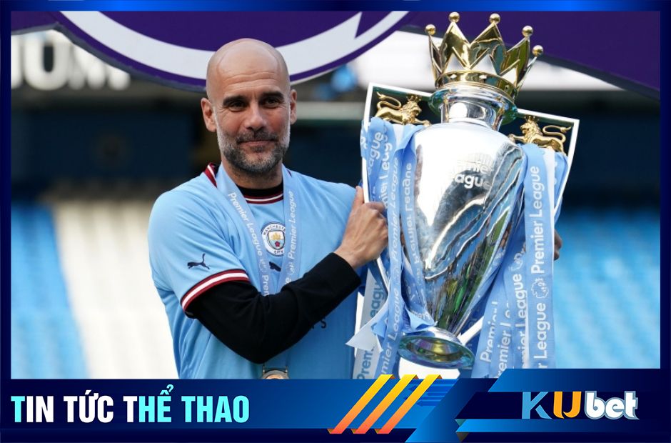 HLV Pep Guardiola nâng cao chiếc Cúp vô địch Ngoại hạng Anh lần thứ 5 cùng Man City.