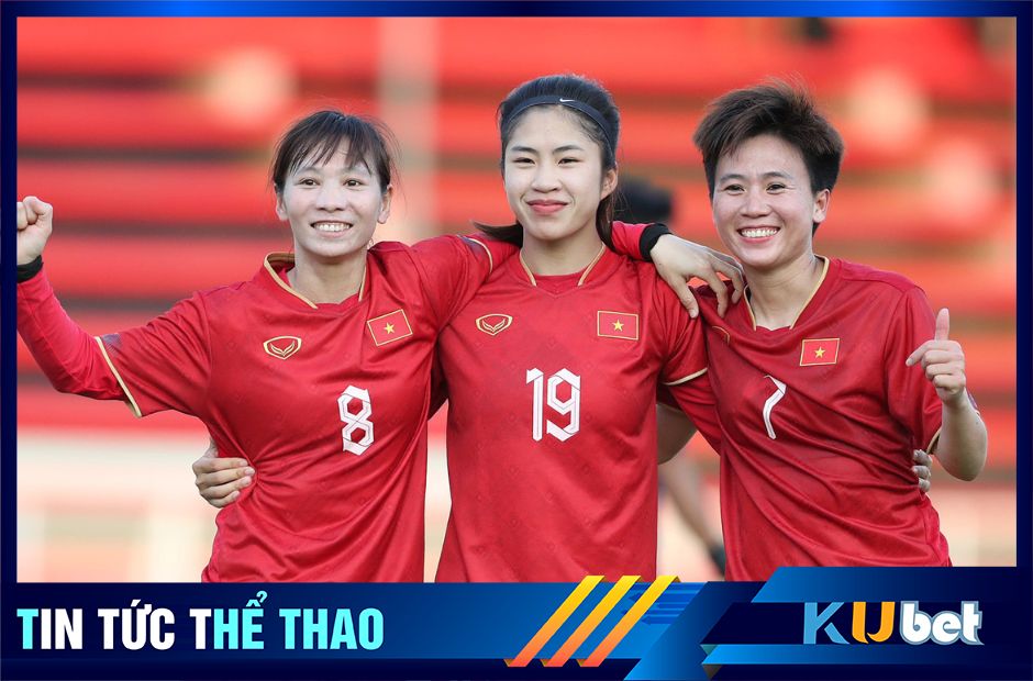 Thanh Nhã mang áo số 19, đứng giữa chụp ảnh cùng đồng đội trước trận Chung Kết