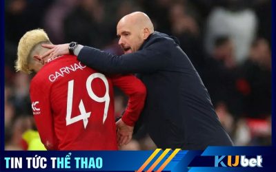 HLV ten Hag cùng cậu học trò cưng Garnacho