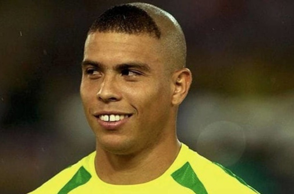 Ronaldo (2002) kiểu tóc người ngoài hành tinh này đã trở thành biểu tượng tại World Cup trên đất Hàn và Nhật này. Thực ra nó rất xấu và nó không thể nhận rộng 1 cách đại trà, tuy nhiên đây là kiểu tóc đã giúp Ronaldo và đồng đội có được cúp vàng năm ấy.