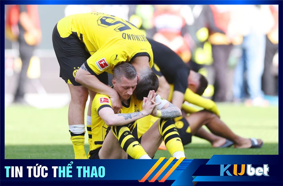 Khoảnh khắc các cầu thủ Dortmund sụp đổ khi để tuột mất chức vô địch Bundesliga