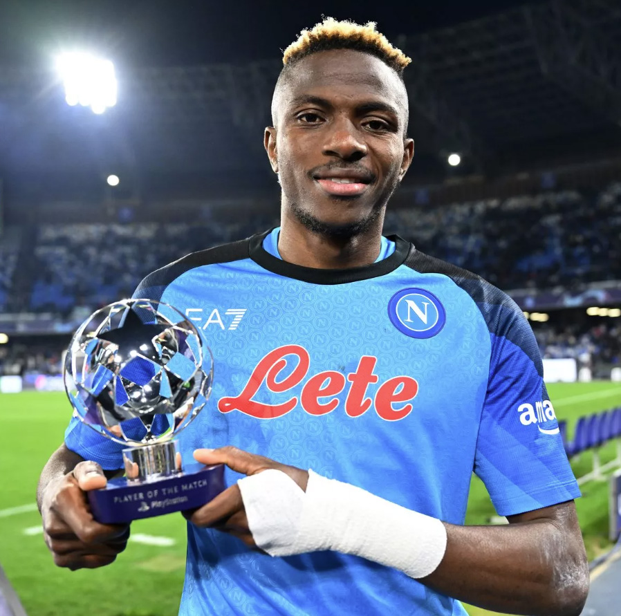 Tiền đạo Victor Osimhen: Osimhen là bản hợp đồng mơ ước của MU trong hè 2023. Tuy nhiên, Napoli lại hét giá cầu thủ này quá cao (150 triệu euro). Ngoài Osimhen, "Quỷ đỏ" còn nhắm đến một vài mục tiêu khác như Rasmus Winther Hojlund (Atalanta), Kolo Muani (Frankfurt), Harry Kane (Tottenham),... 