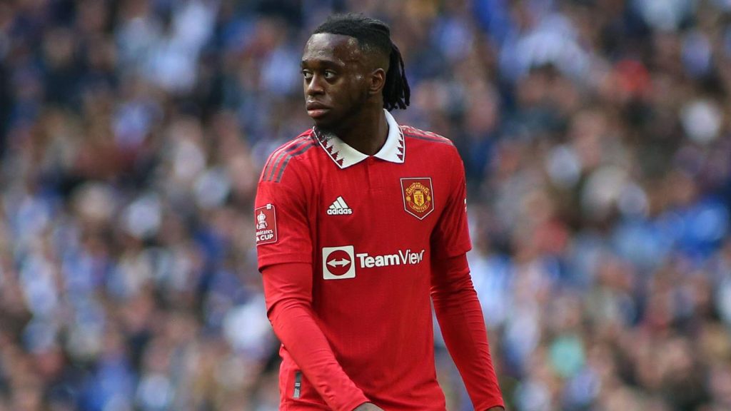 Hậu vệ phải Aaron Wan-Bissaka: Theo báo chí Anh, MU đã hủy kế hoạch mua hậu vệ phải để đặt niềm tin vào Wan-Bissaka và Diogo Dalot. Vừa qua, Dalot cũng đã gia hạn đến hè 2028 với CLB chủ sân Old Trafford. 