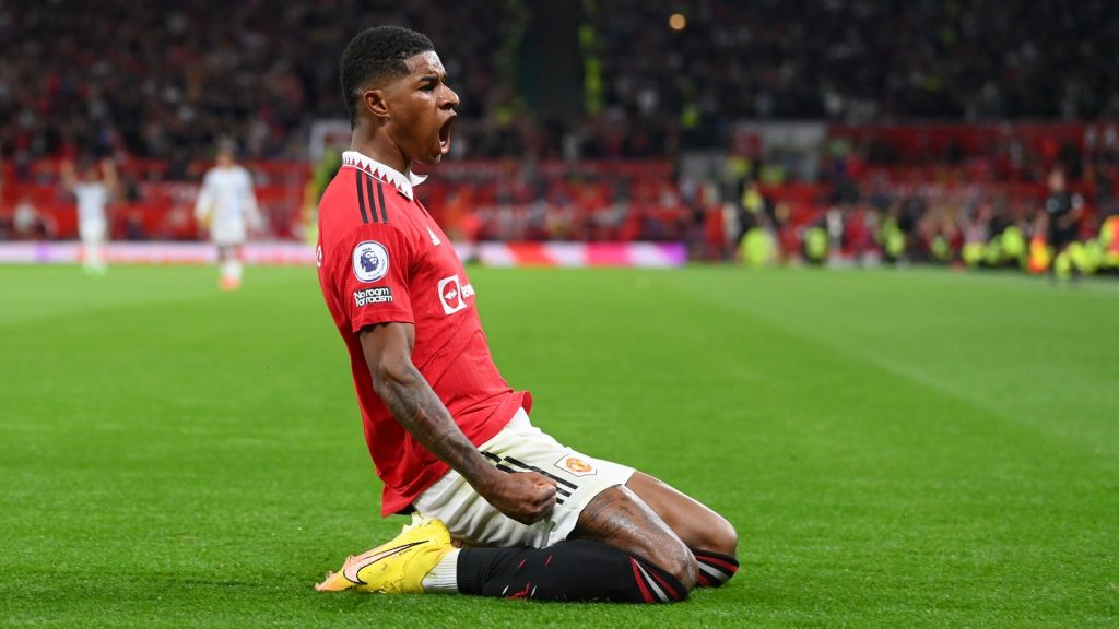 Chạy cánh Marcus Rashford, Antony: Rashford vừa có mùa giải thành công khi ghi 30 bàn trên mọi đấu trường. Chân sút sinh năm 1997 đặt mục tiêu vượt thành tích này ở mùa 2023/24. Ở cánh phải, MU chuẩn bị có sự bổ sung mang tên Amad Diallo. Cầu thủ người Bờ Biển Ngà cho thấy sự tiến bộ trong thời gian khoác áo Sunderland và sẵn sàng cạnh tranh suất đá chính với Antony.