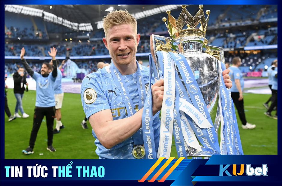 Kevin De Bruyne nâng cao chiếc cúp vô địch ngoại hạng Anh mùa giải 2022/23