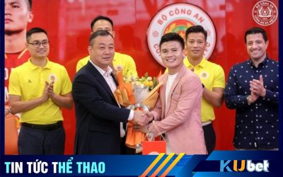 Quang Hải nhận hoa từ Phó chủ tịch CLB Công An Hà Nội Trần Văn Hùng trong ngày ra mắt