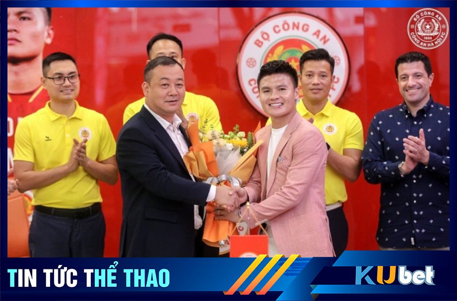 Quang Hải nhận hoa từ Phó chủ tịch CLB Công An Hà Nội Trần Văn Hùng trong ngày ra mắt