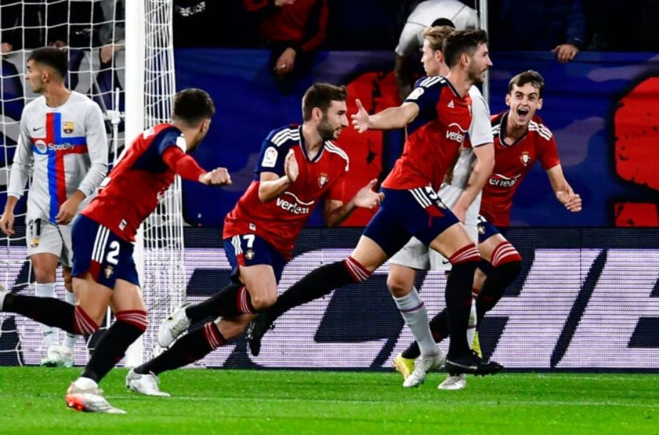 Các cầu thủ Osasuna ăn mừng bàn thắng ghi được vào lưới Barca.