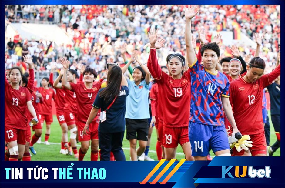 Cầu thủ nữ Việt Nam cảm ơn khán giả sau khi trận đấu kết thúc