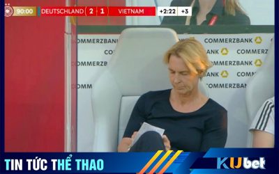 HLV tuyển Đức lấy giấy bút ra ghi chép ngay sau khi nhận bàn thua muộn từ tuyển Việt Nam
