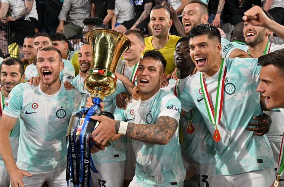 Các cầu thủ Inter Milan ăn mừng chiếc cúp Coppa Italia lần thứ 2 liên tiếp 