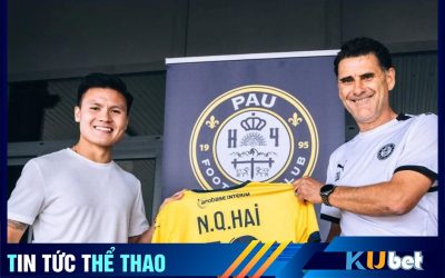 Ông Didier Tholot chụp ảnh cùng Quang Hải ngày đầu tiên Quang Hải đến Pau FC