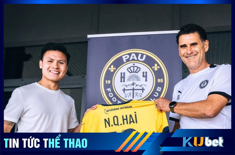 Ông Didier Tholot chụp ảnh cùng Quang Hải ngày đầu tiên Quang Hải đến Pau FC