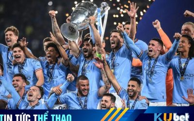 Các cầu thủ Man City nâng cao chiếc cúp vô địch C1