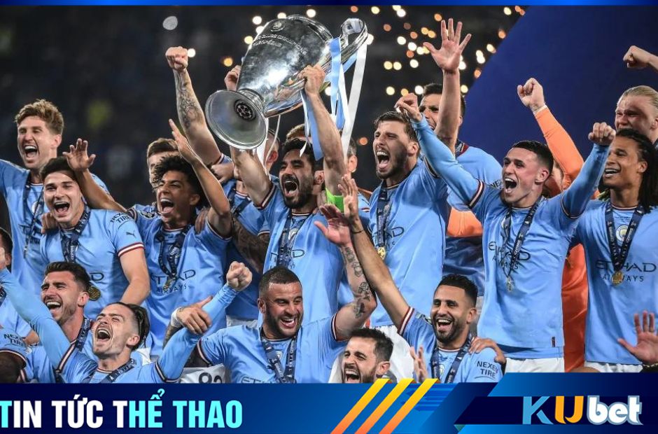 Các cầu thủ Man City nâng cao chiếc cúp vô địch C1