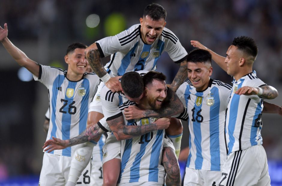 Các cầu thủ Argentina đang cùng nhau ăn mừng bàn thắng ghi được vào lưới Panama