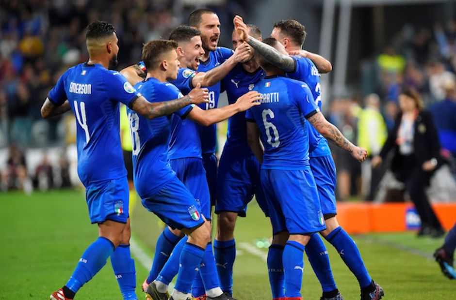 Các cầu thủ Italia đang cùng nhau ăn mừng bàn thắng 