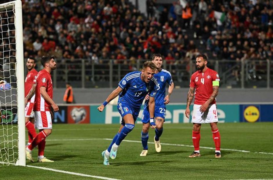 Các cầu thủ Malta trong trang phục màu đỏ trong trận đối đầu với tuyển Italia
