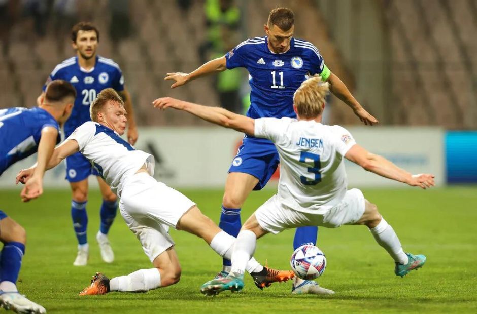 Các cầu thủ Bosnia trong trang phục quần xanh, áo xanh đối đầu với các cầu thủ Iceland
