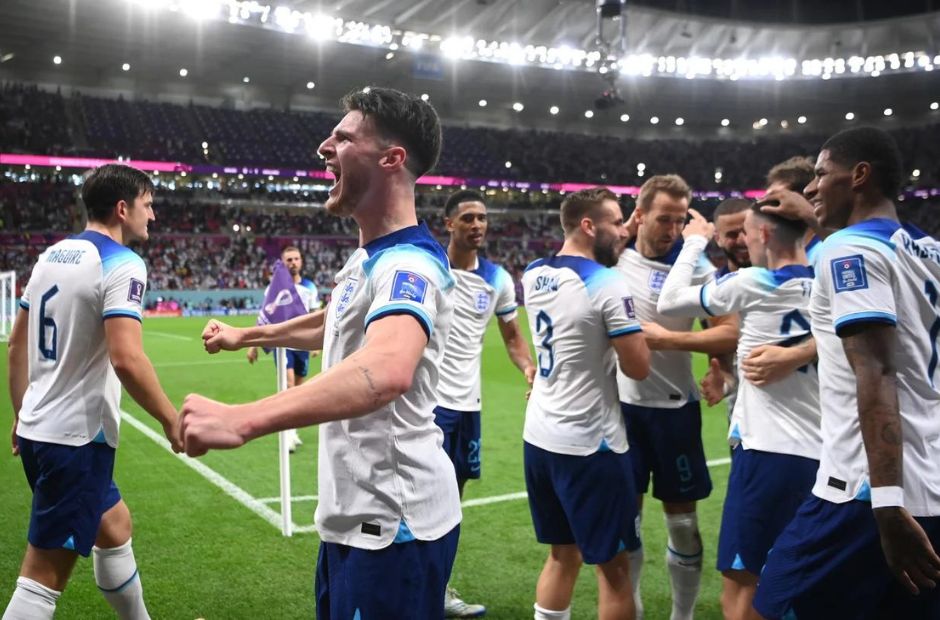 Các cầu thủ tuyển Anh đang cùng nhau ăn mừng bàn thắng 