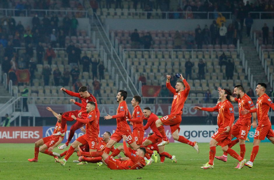 Các cầu thủ Bắc Macedonia ăn mừng chiến thắng sau loạt sút luân lưu