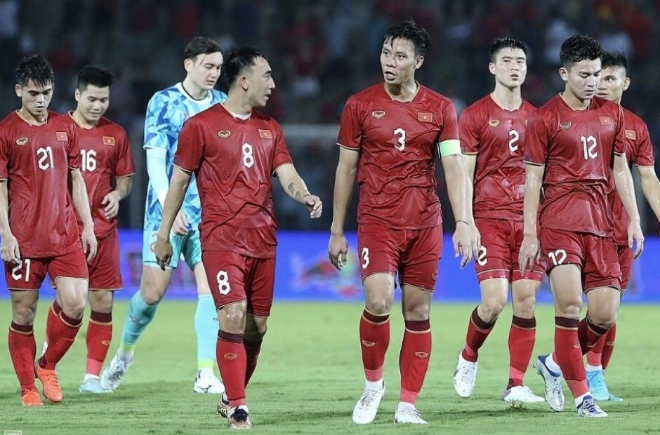 Các cầu thủ Việt Nam rời khỏi sân sau trận thắng nhọc nhằn Hong Kong 1-0 